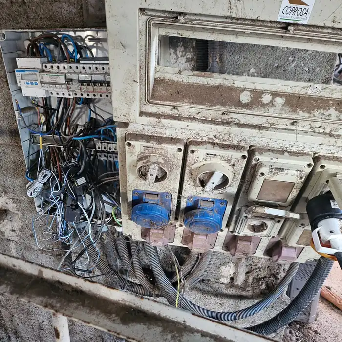 Ancienne installation électrique avec prises industrielles avant remplacement à Palau-del-Vidre