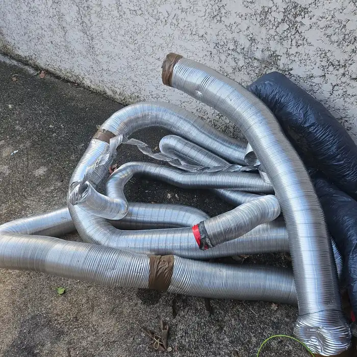 Anciennes gaines de ventilation en aluminium déposées à Laroque-des-Albères