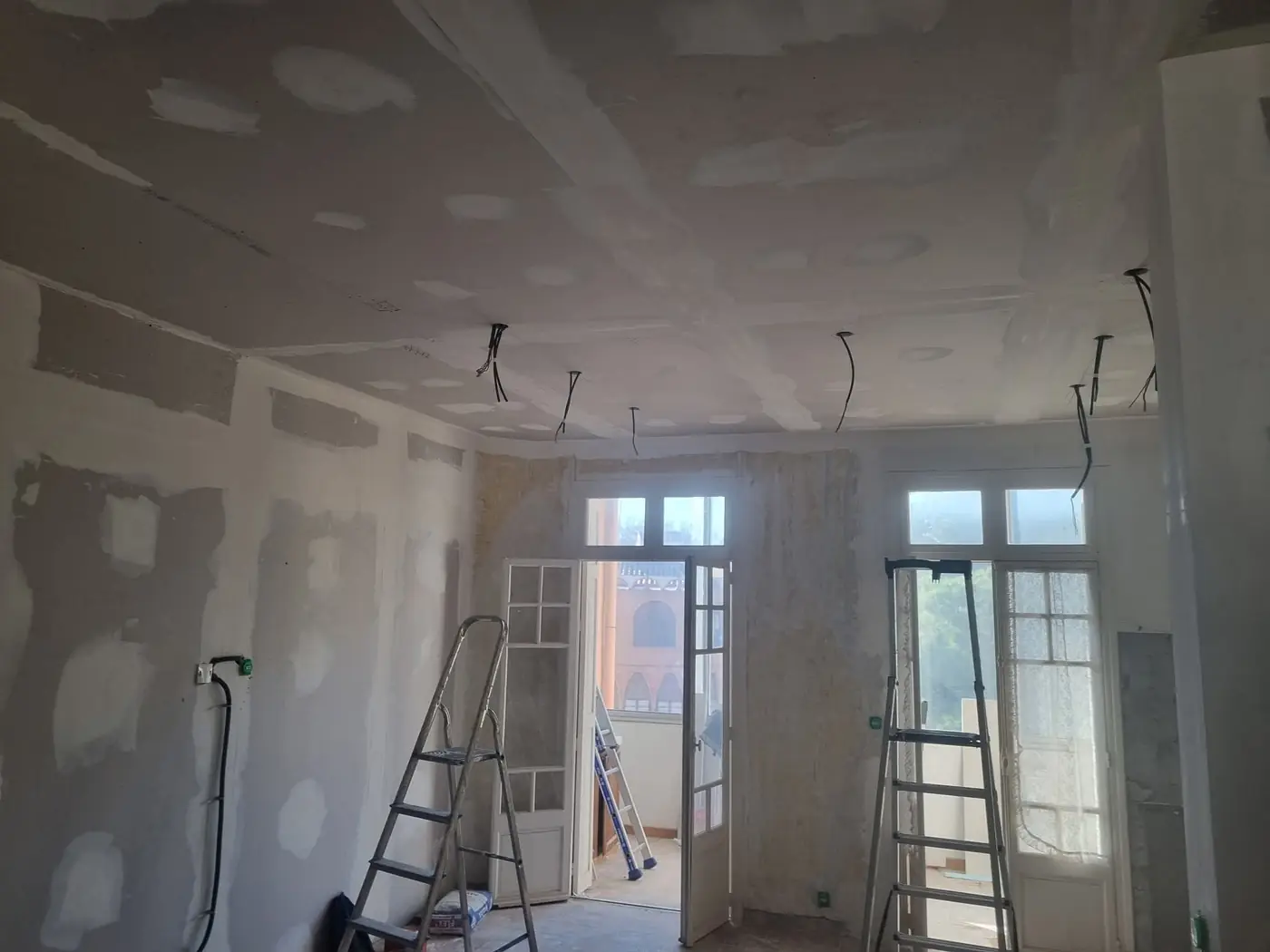 Appartement en travaux avec plafond en plaques de plâtre à Perpignan