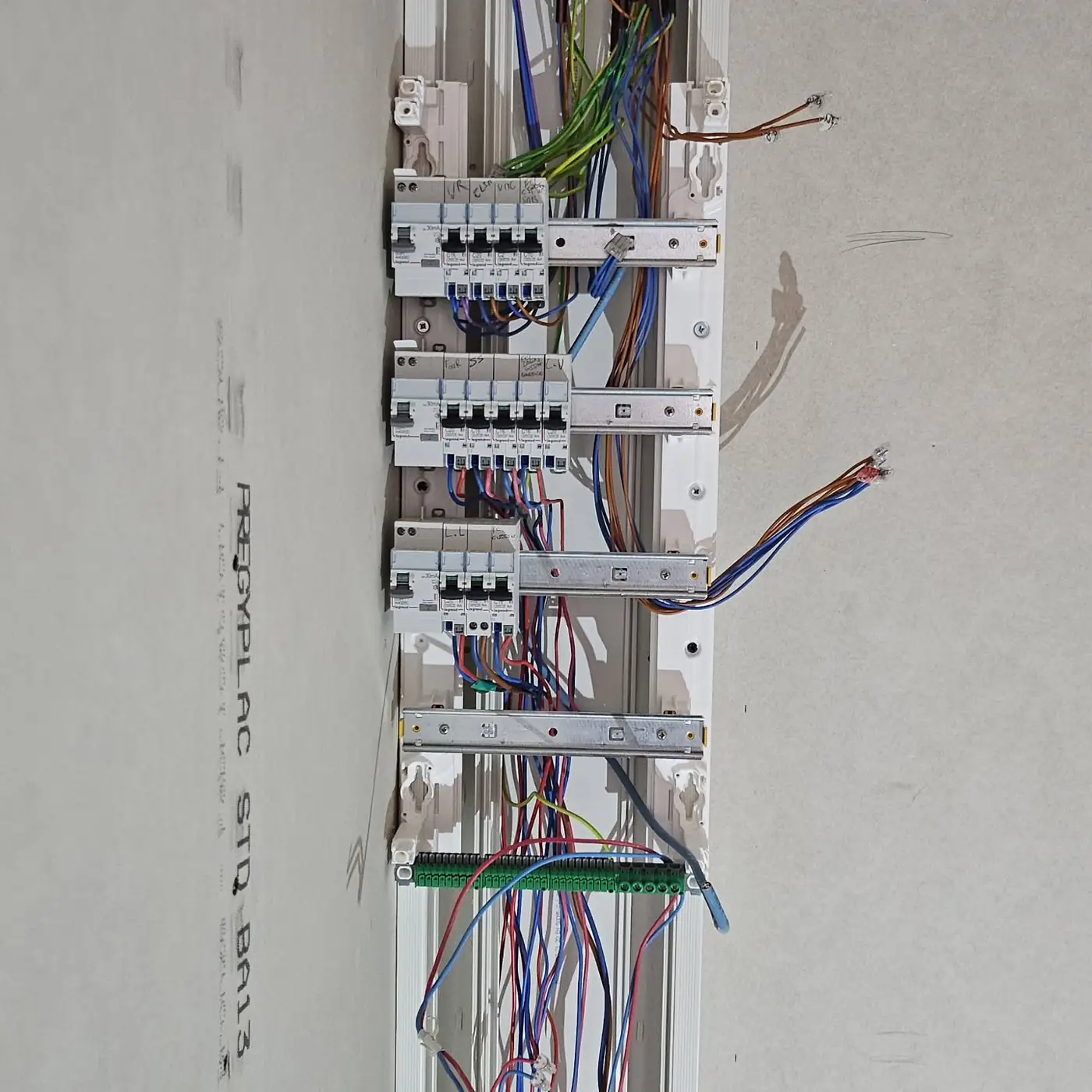 Tableau électrique Legrand de quatre rangées en cours de câblage