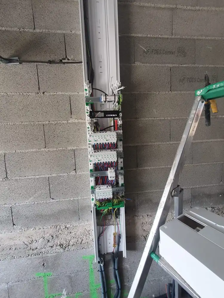 Câblage du tableau électrique dans le garage à Laroque-des-Albères