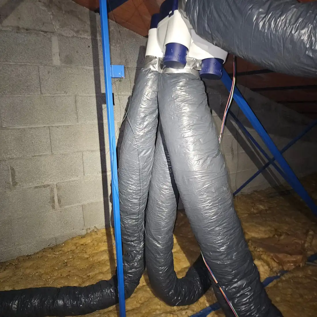 Caisson de VMC et gaines isolées installés dans les combles à Laroque-des-Albères