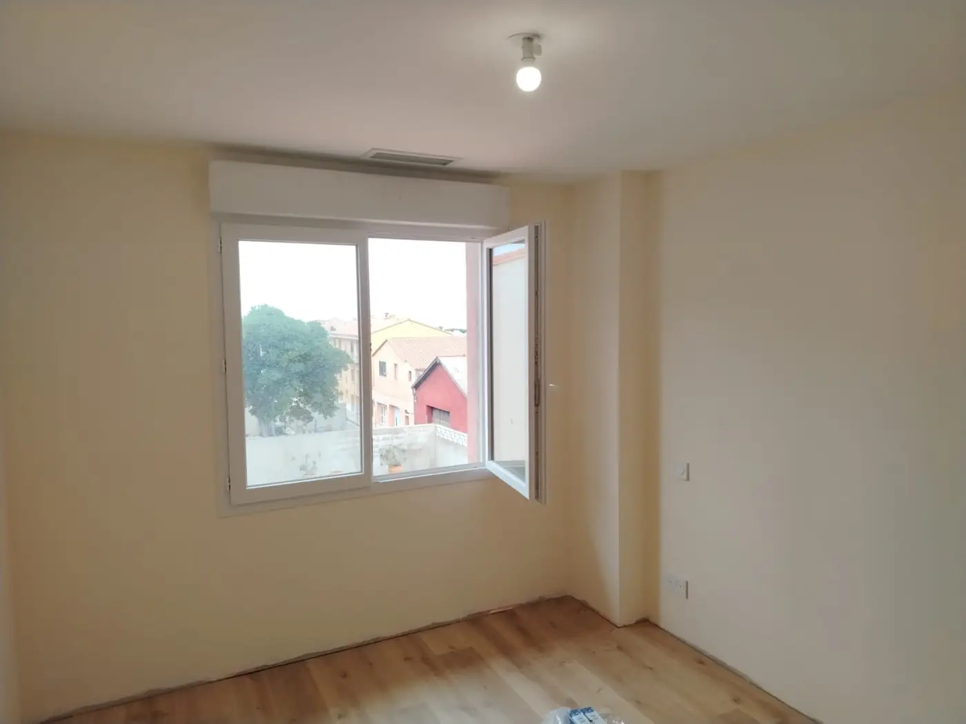 Chambre avec fenêtre et prises posées à Port-Vendres