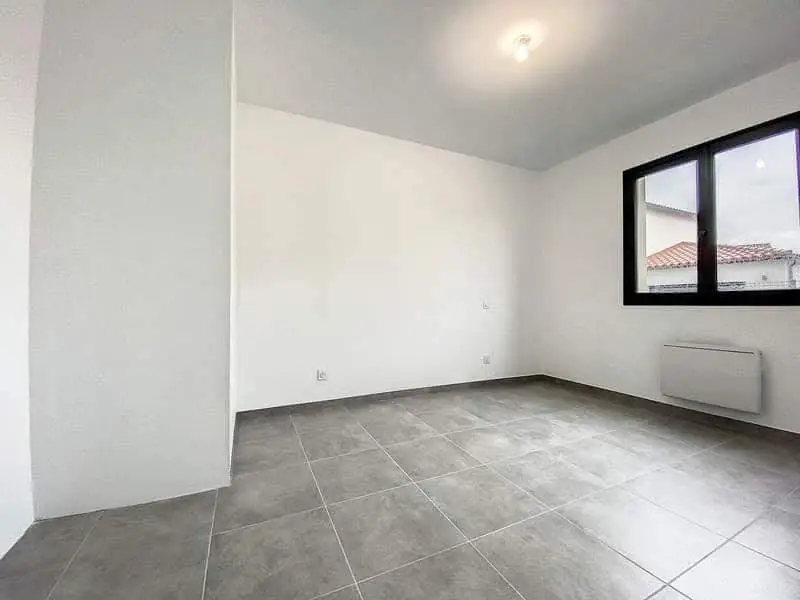 Chambre d’une maison neuve avec prises posées à Canohès