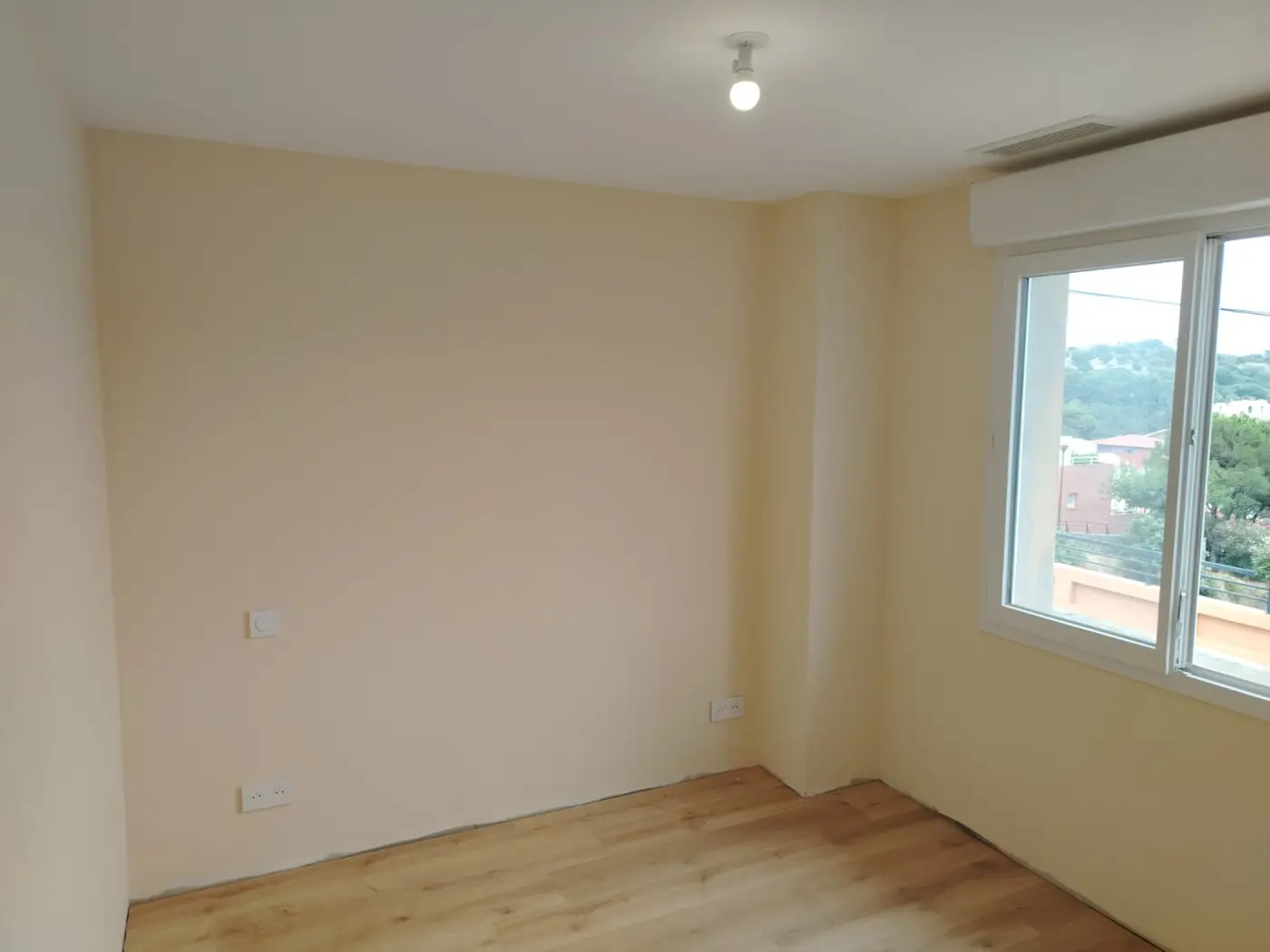 Chambre lumineuse avec son point lumineux au plafond à Port-Vendres