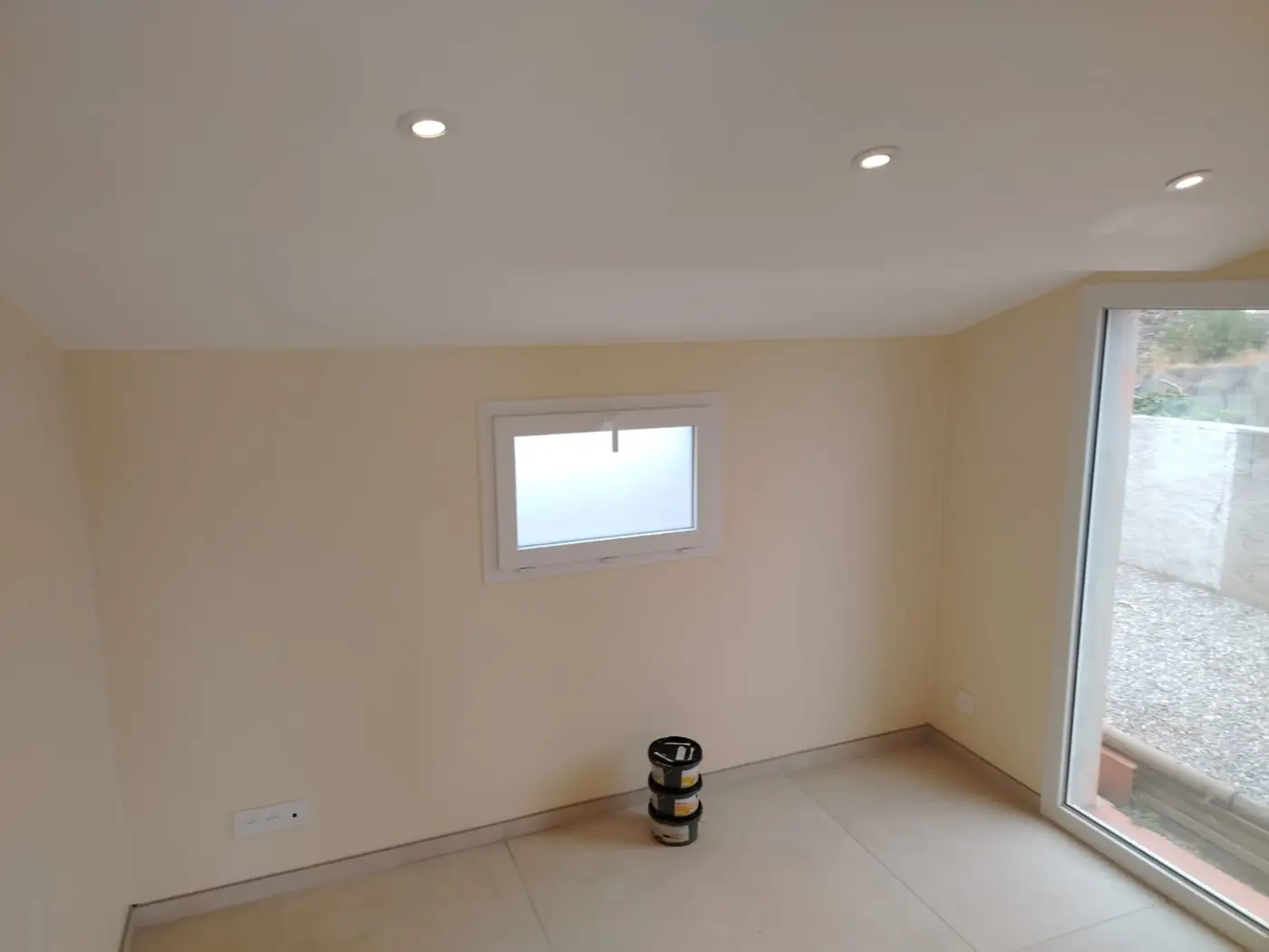Chambre avec spots encastrés et prises après remise aux normes à Port-Vendres