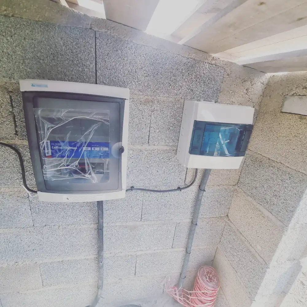 Coffret de filtration et coffret de protection posés dans le local technique d’une piscine
