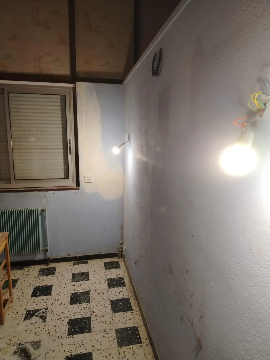 Cuisine ancienne au carrelage en damier pendant les travaux au Boulou
