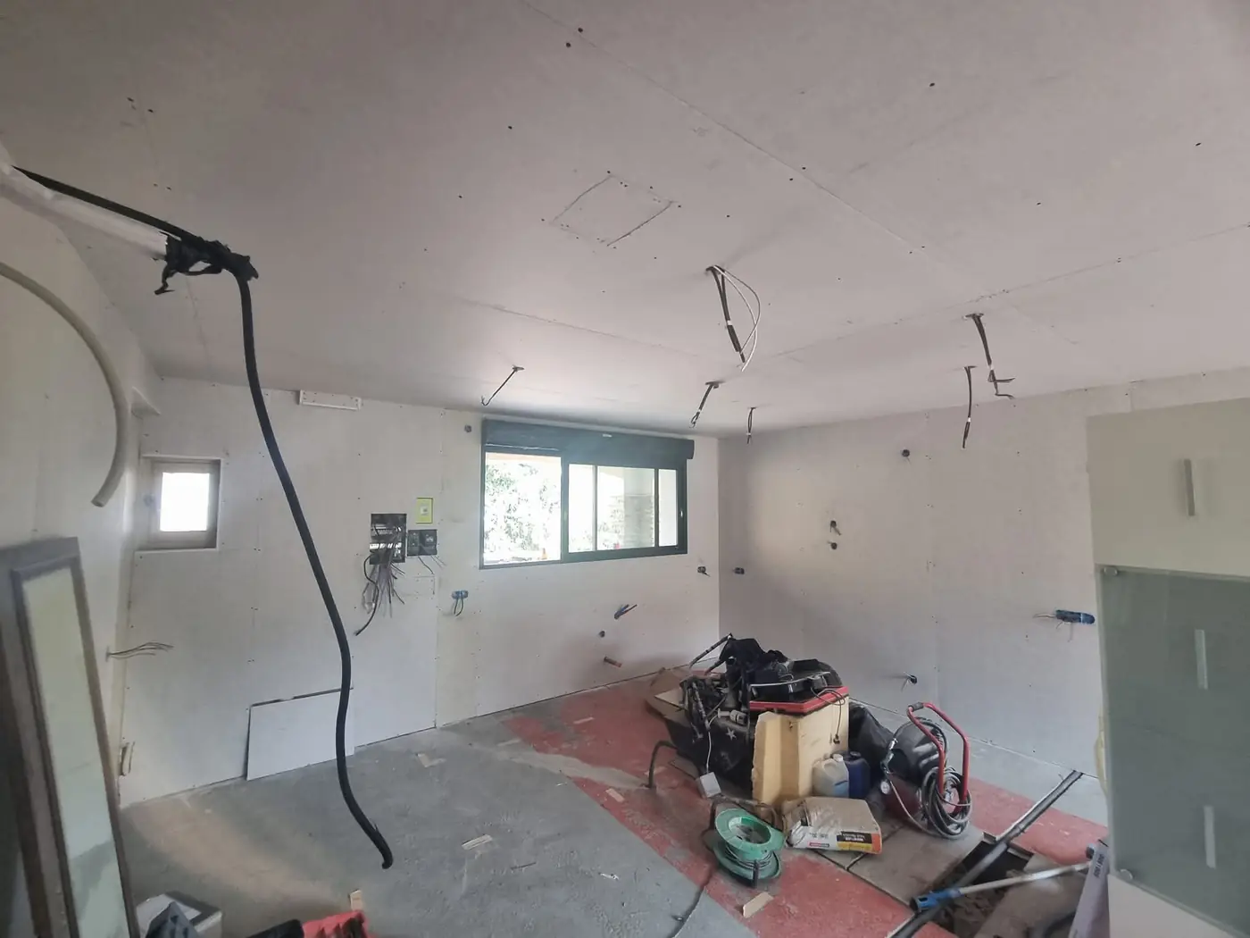 Future cuisine en travaux avec gaines en attente au plafond à Sorède