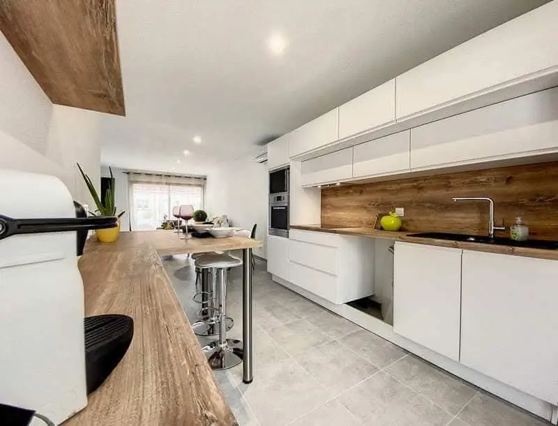 Cuisine blanche et bois d’une maison neuve à Canohès