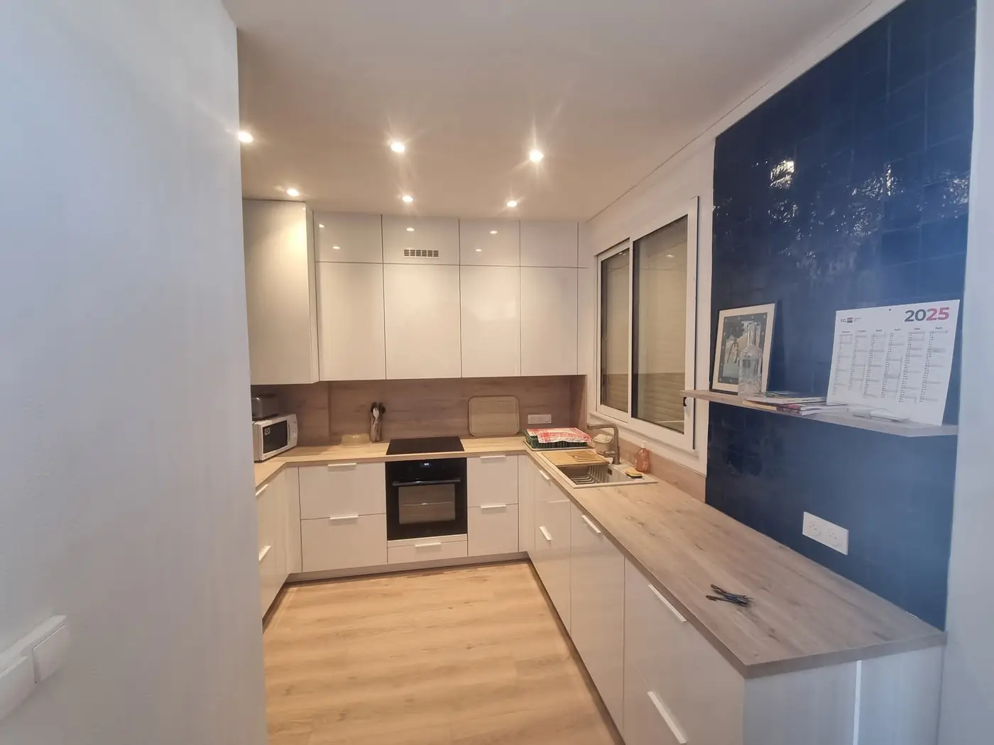 Cuisine blanche rénovée avec spots encastrés dans un appartement à Banyuls-sur-Mer