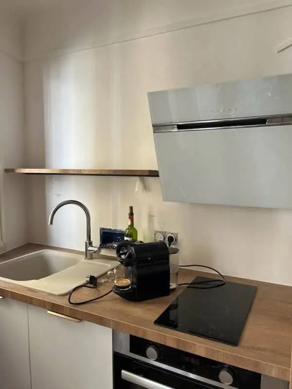 Cuisine terminée avec plaque de cuisson et hotte murale à Collioure