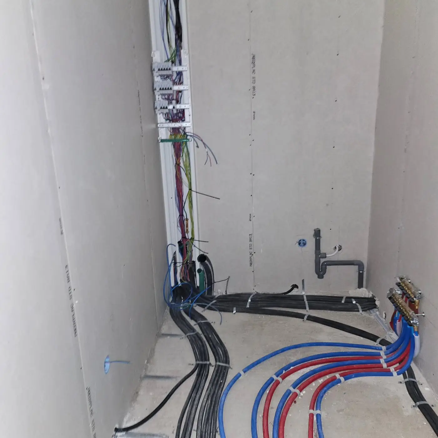 Départ des gaines électriques au pied de la gaine technique d’une maison neuve