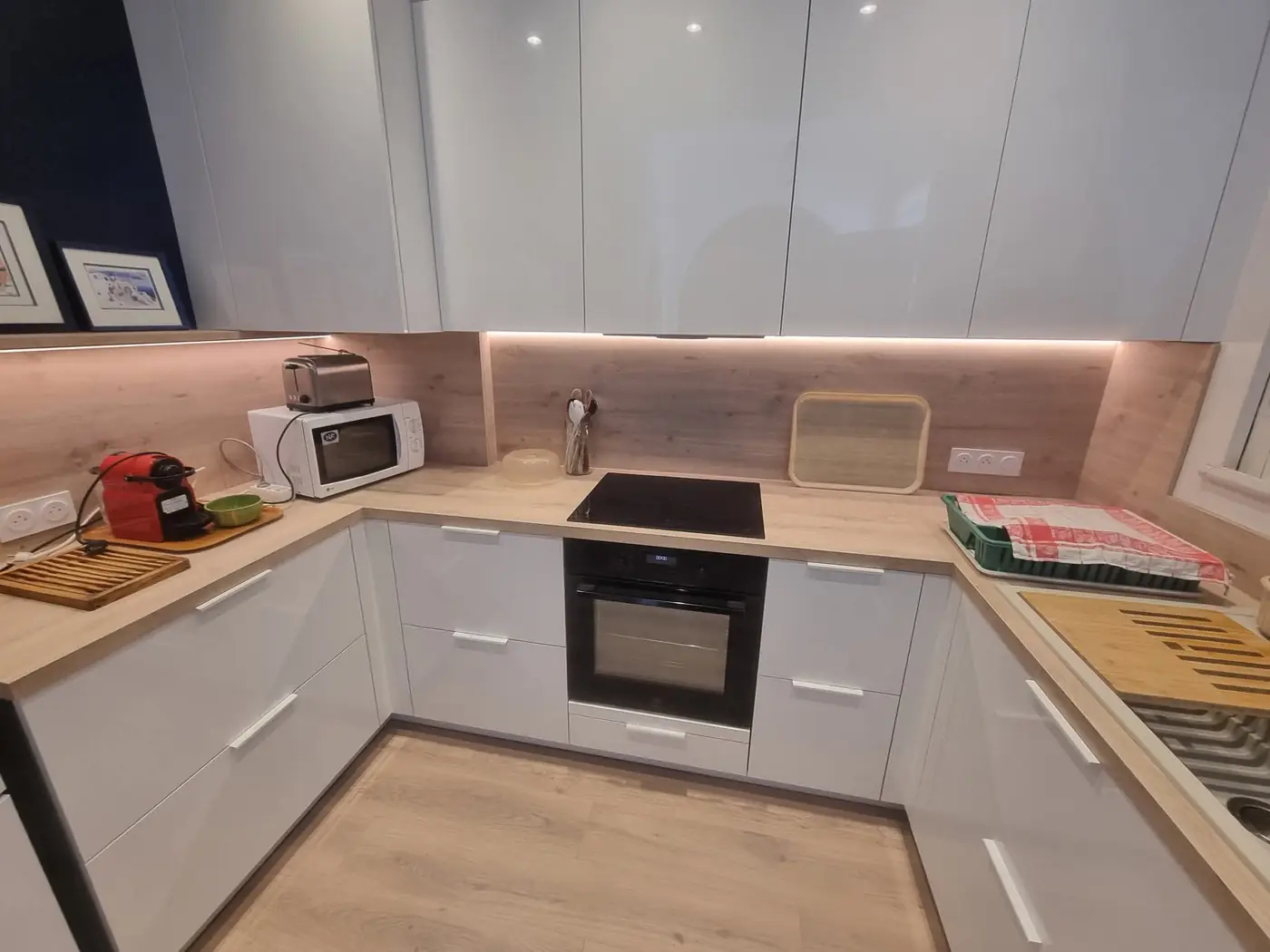 Four et plaque de cuisson alimentés sous un éclairage de crédence à Banyuls-sur-Mer