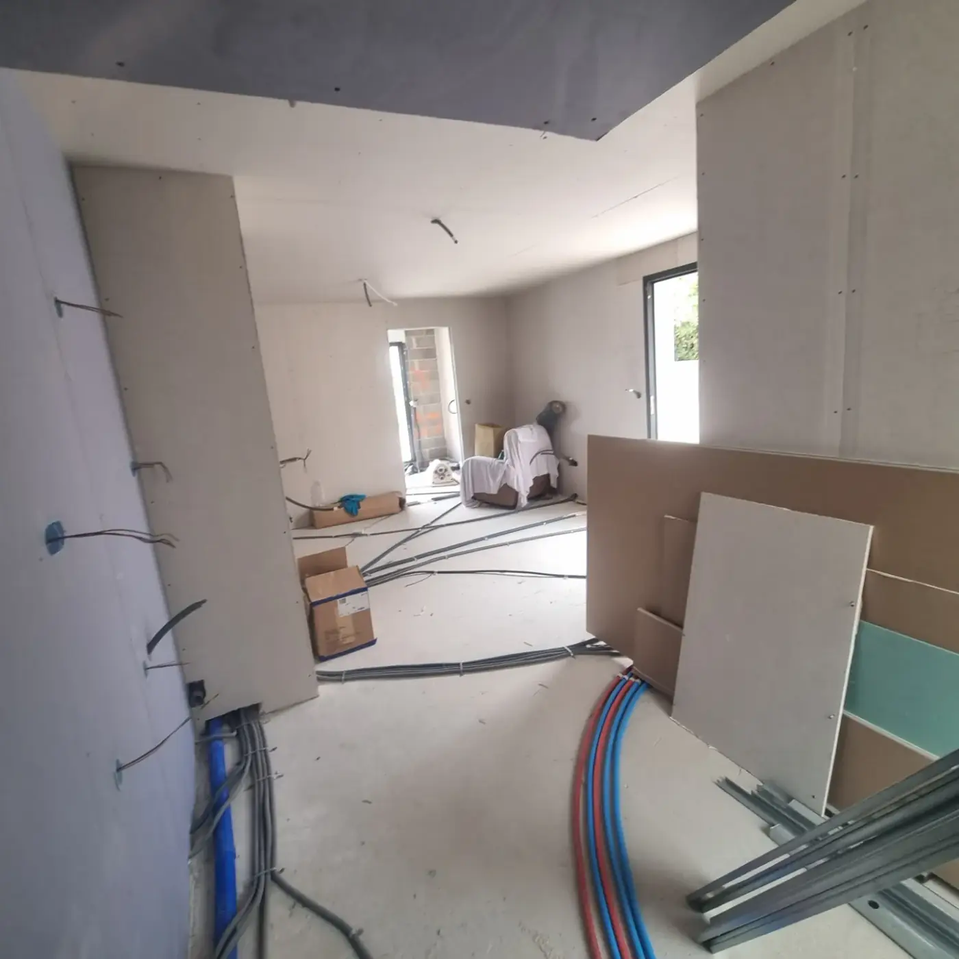 Gaines électriques au sol d’une maison en construction avant les doublages