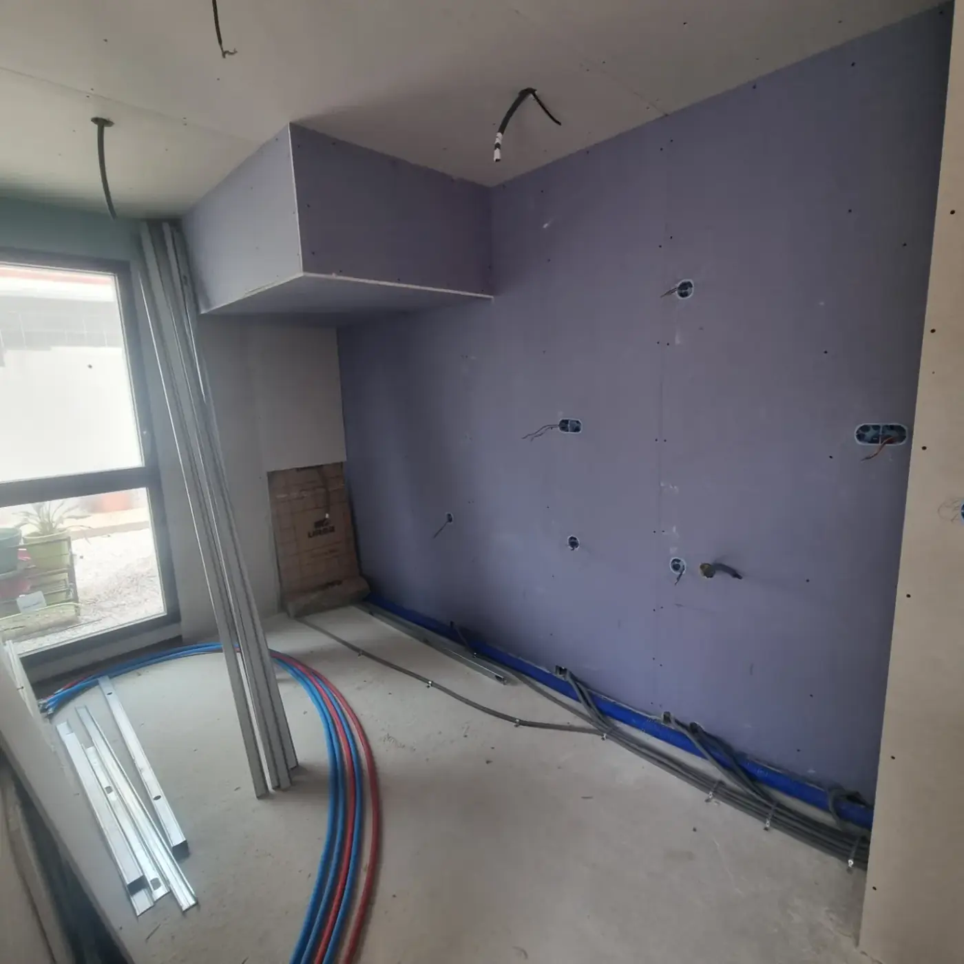 Gaines électriques et rails de cloisons dans une maison en construction