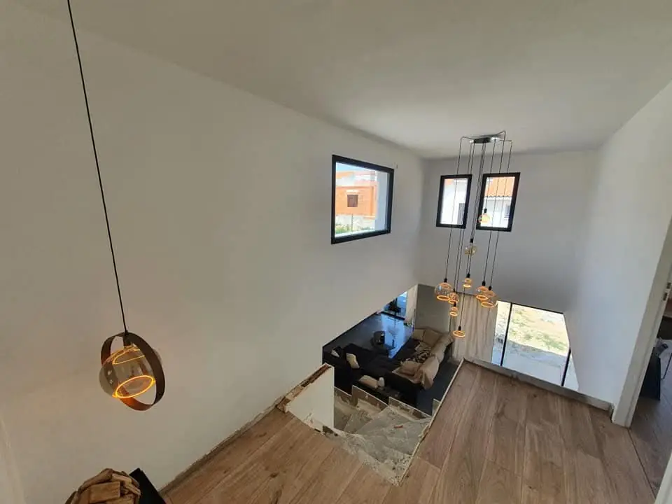 Luminaires vus depuis la mezzanine d’une maison à Laroque-des-Albères