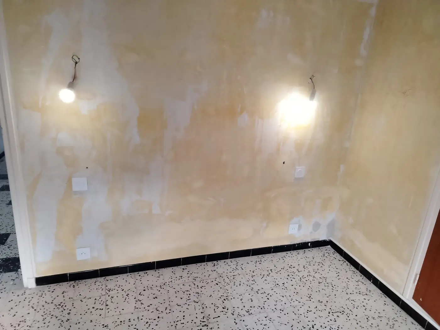 Mur rebouché au plâtre et point lumineux en attente au Boulou