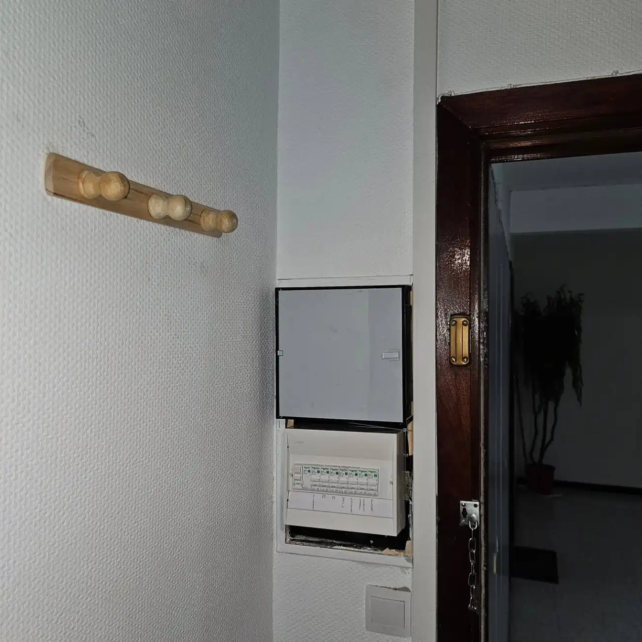 Nouveau tableau électrique posé dans une entrée à Argelès-sur-Mer