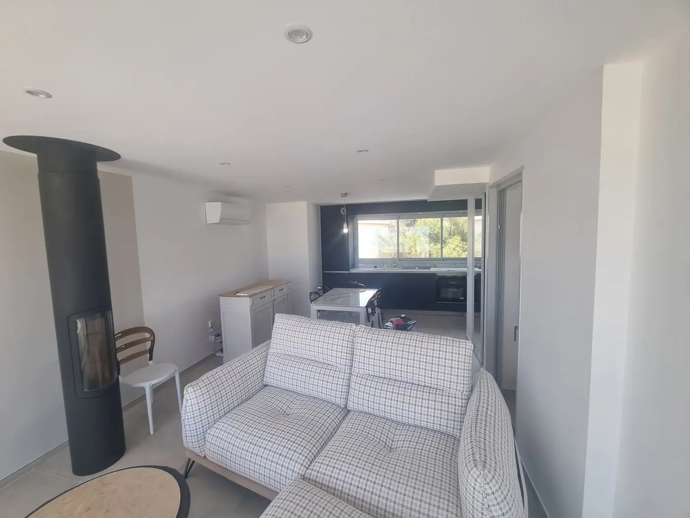 Pièce à vivre meublée d’un logement neuf à Argelès-sur-Mer
