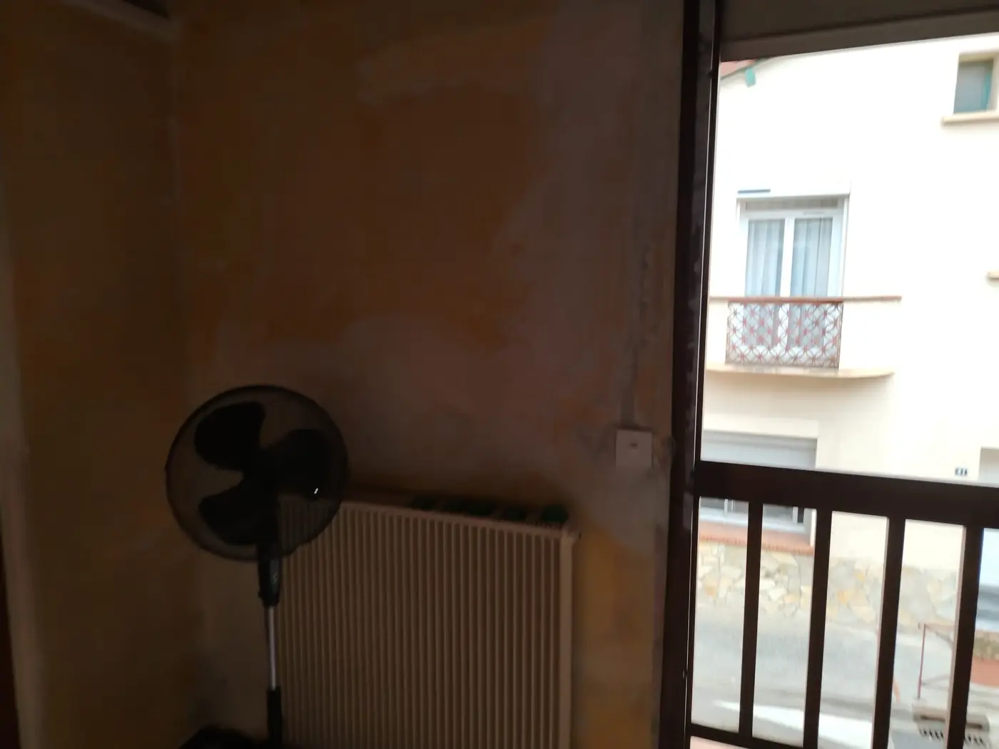 Pièce donnant sur un balcon pendant la rénovation électrique au Boulou