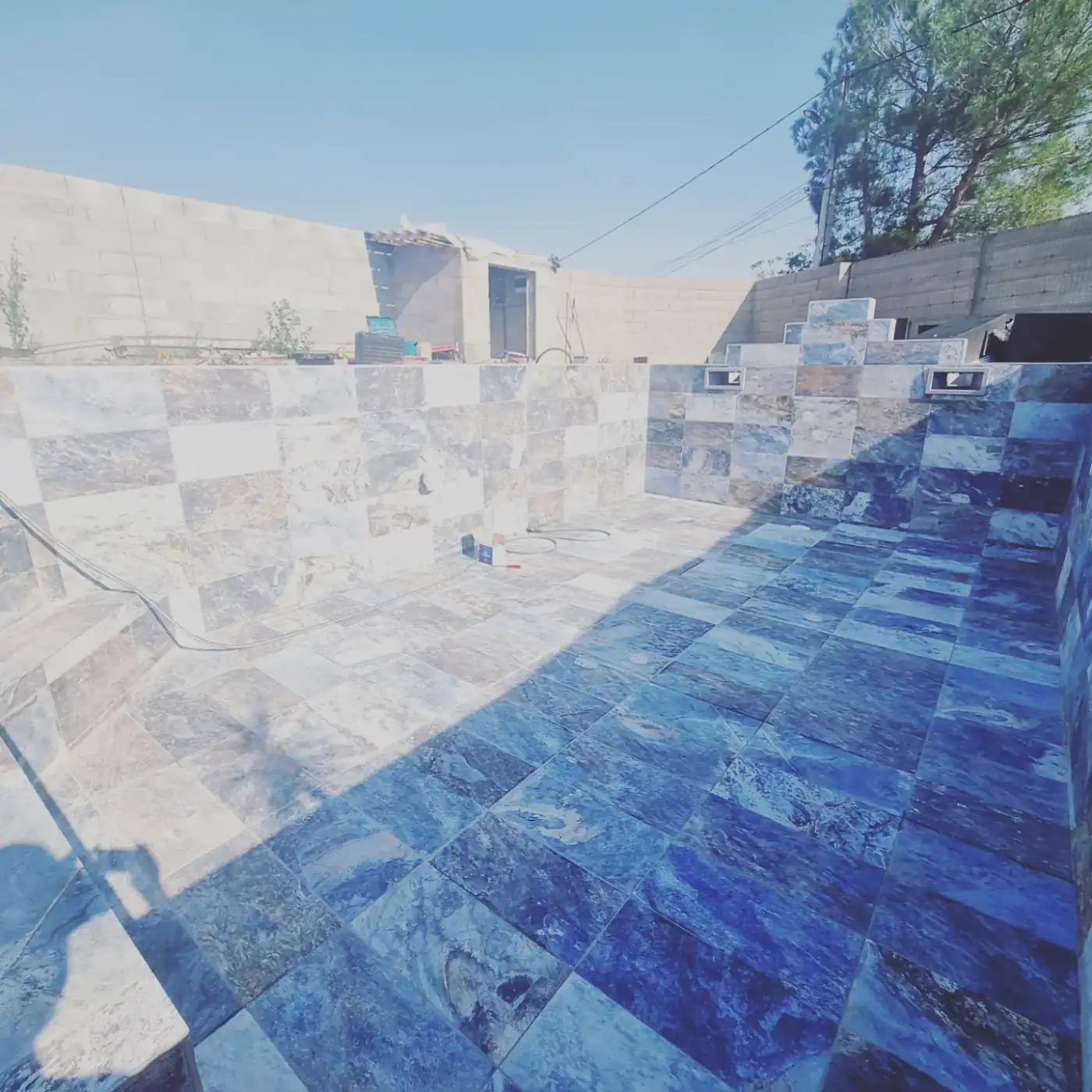 Piscine en construction avec son carrelage bleu