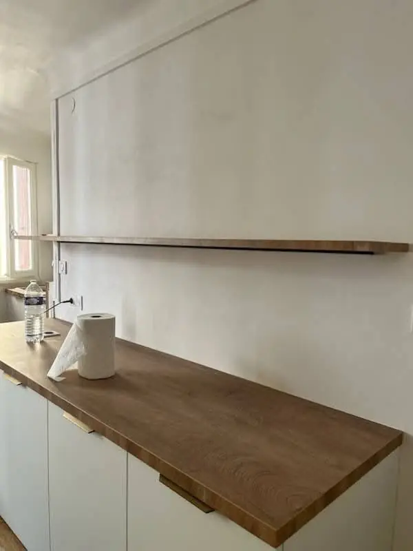 Plan de travail en bois et étagère de la nouvelle cuisine à Collioure