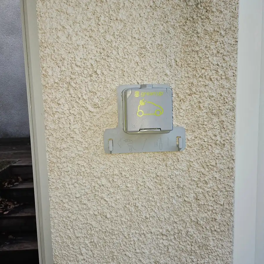 Prise renforcée Green’Up de Legrand fixée au mur pour la recharge d’un véhicule électrique