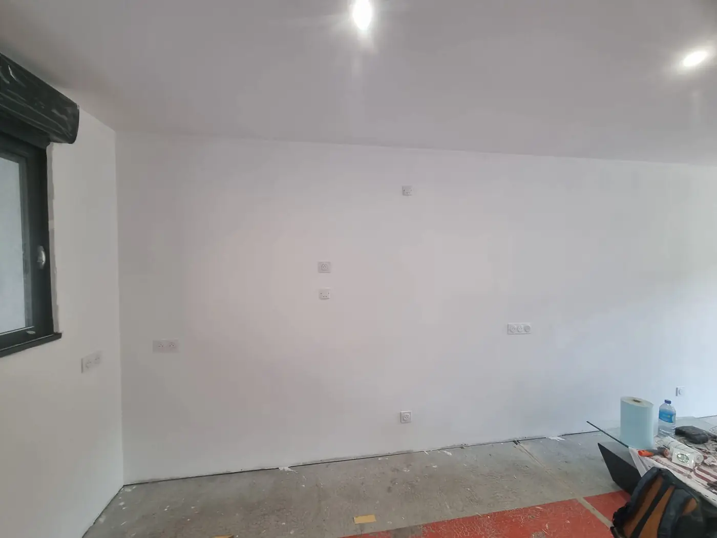 Mur de la cuisine avec prises posées avant le plan de travail à Sorède