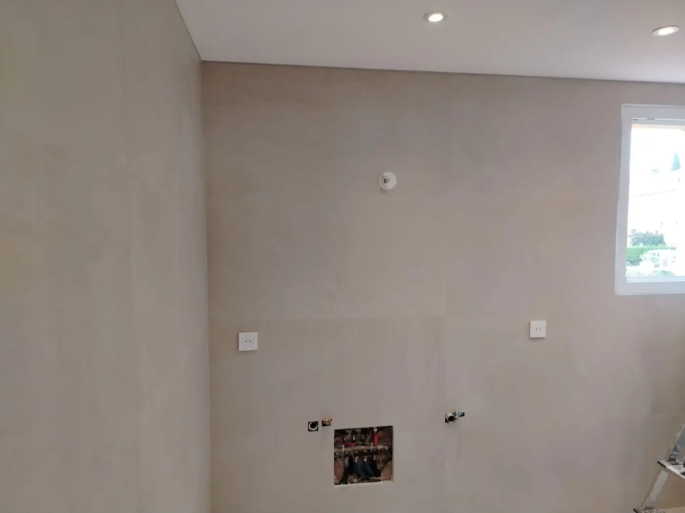 Mur de cuisine avec prises et sorties de câbles après la remise aux normes à Port-Vendres