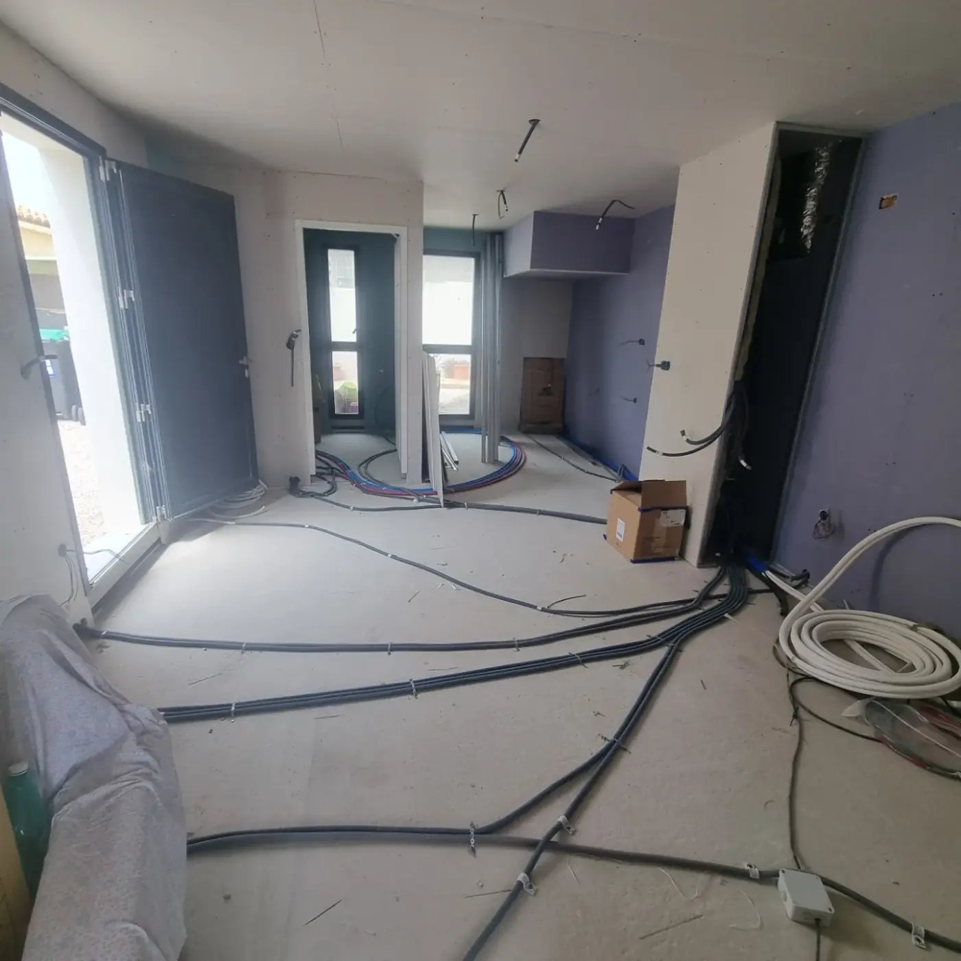 Réseau électrique posé au sol d’une maison en construction