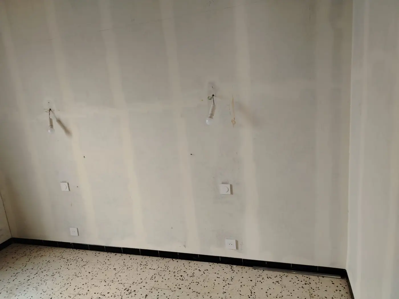Mur aux réseaux électriques encastrés et scellés au plâtre au Boulou