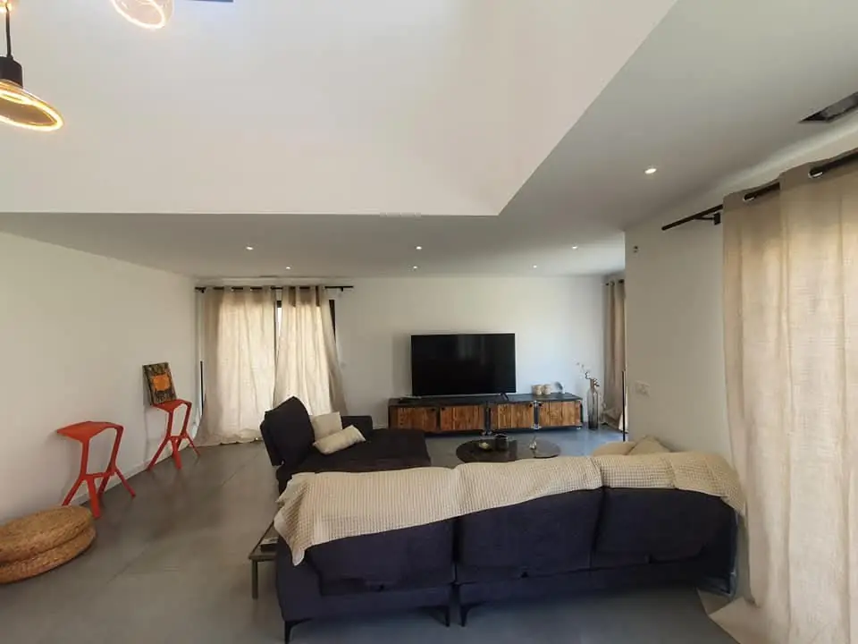 Salon d’une maison après la mise aux normes électrique à Laroque-des-Albères