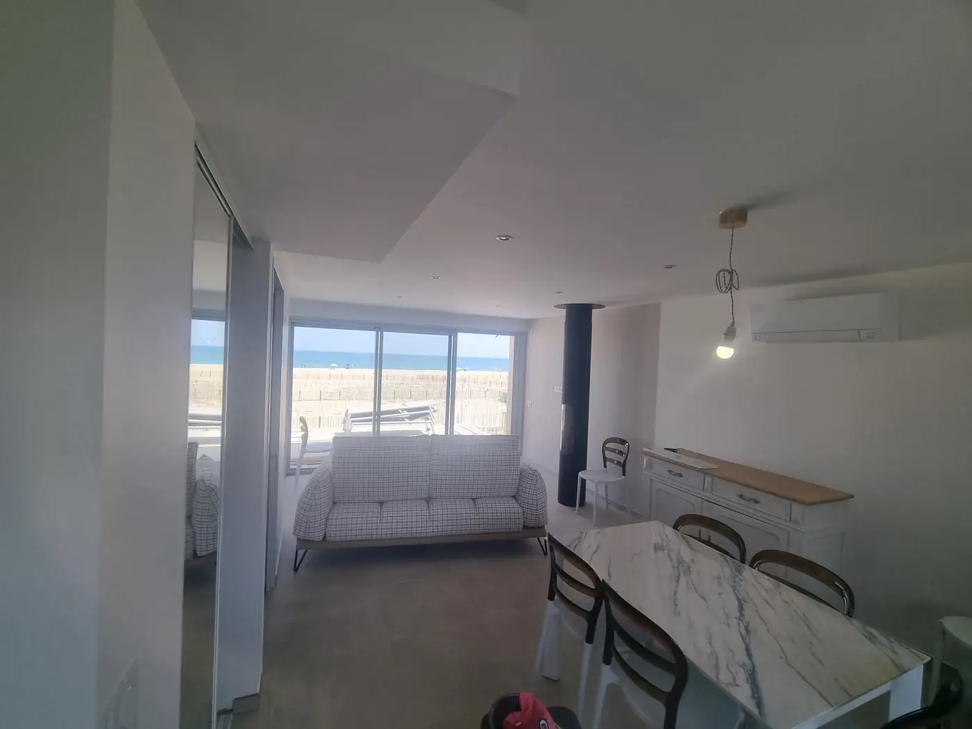 Séjour d’un logement neuf avec baie vitrée et éclairage à Argelès-sur-Mer
