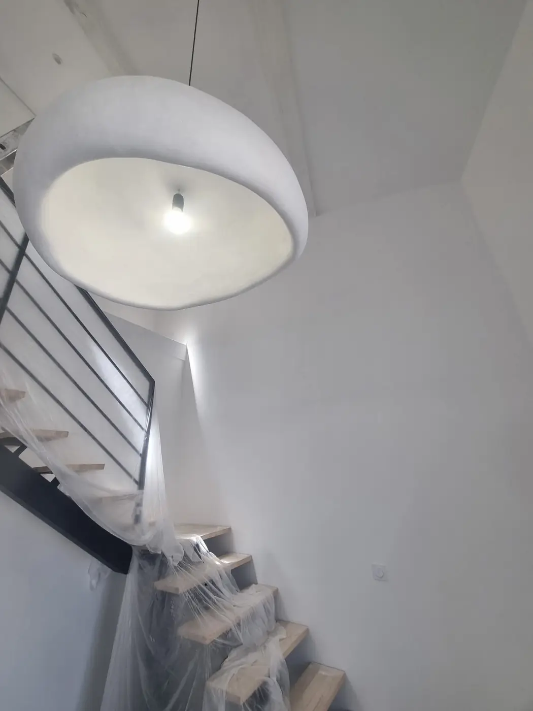 Grande suspension blanche au-dessus d’un escalier à Perpignan
