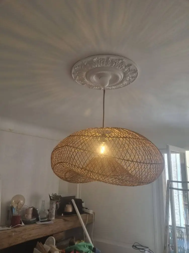 Suspension en rotin posée au plafond d’une pièce à Collioure