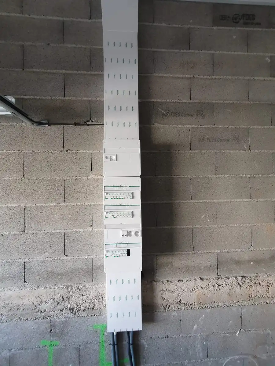Tableau électrique créé sur un mur en parpaing du garage à Laroque-des-Albères