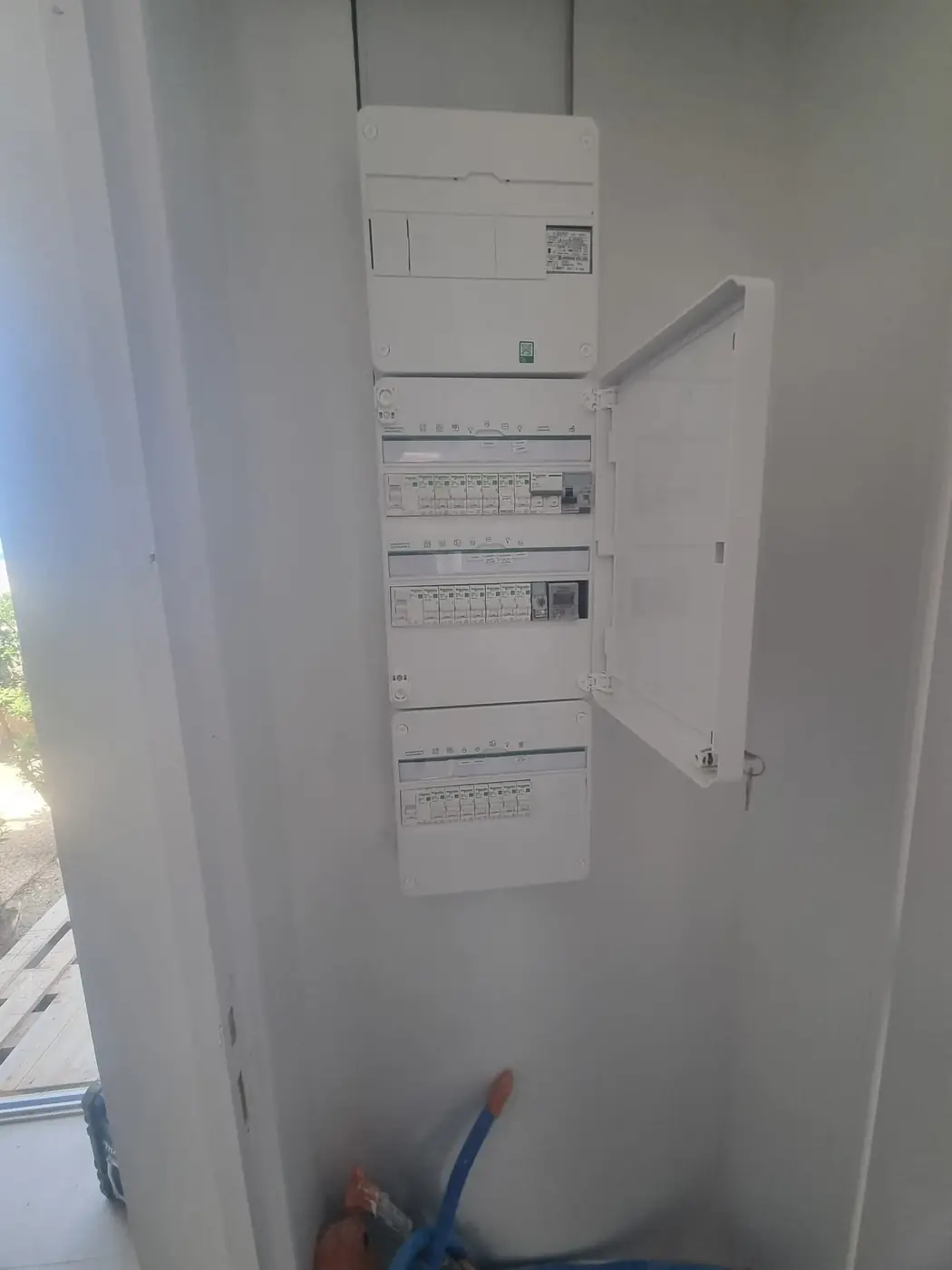 Tableau électrique aux normes encastré dans un logement neuf à Argelès-sur-Mer