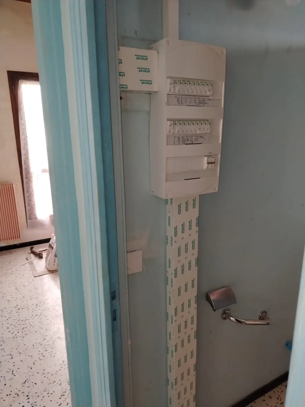 Tableau électrique neuf dans l’entrée d’une maison de village au Boulou