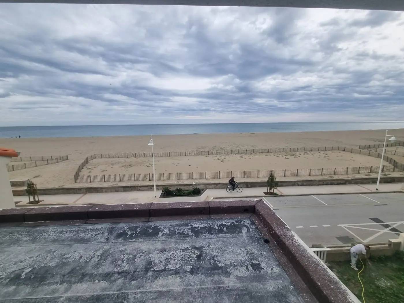 Vue sur la plage et la mer depuis le toit du chantier à Argelès-sur-Mer